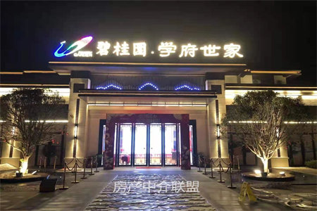 馍馍庄小区一楼3室2厅1卫101m2简单装修